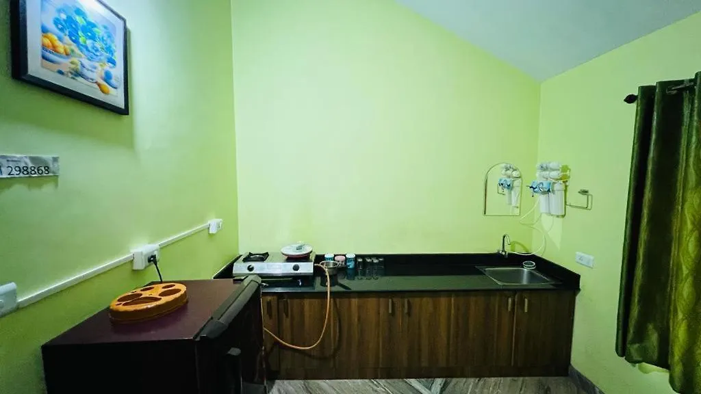 Golden Cypress Resort With Pool -Wayanad Padinjarathara Homestay